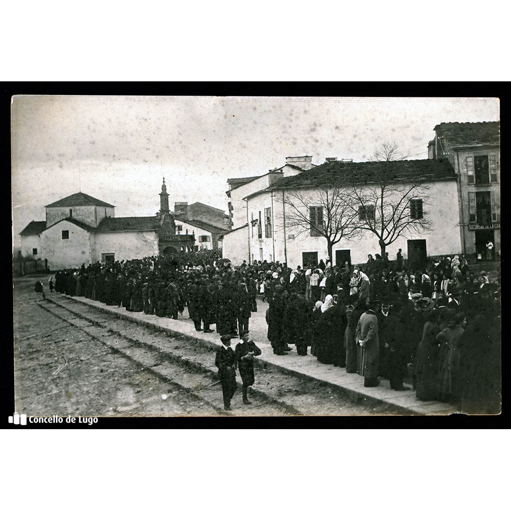 O público e autoridades, esperando en San Roque a chegada do novo Bispo Reverendo P. Plácido Rey Lemos