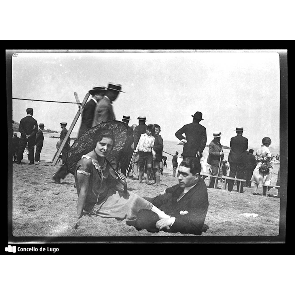 Retrato de Valentín Roldán Regal e Virtudes Real Núñez á beira do mar