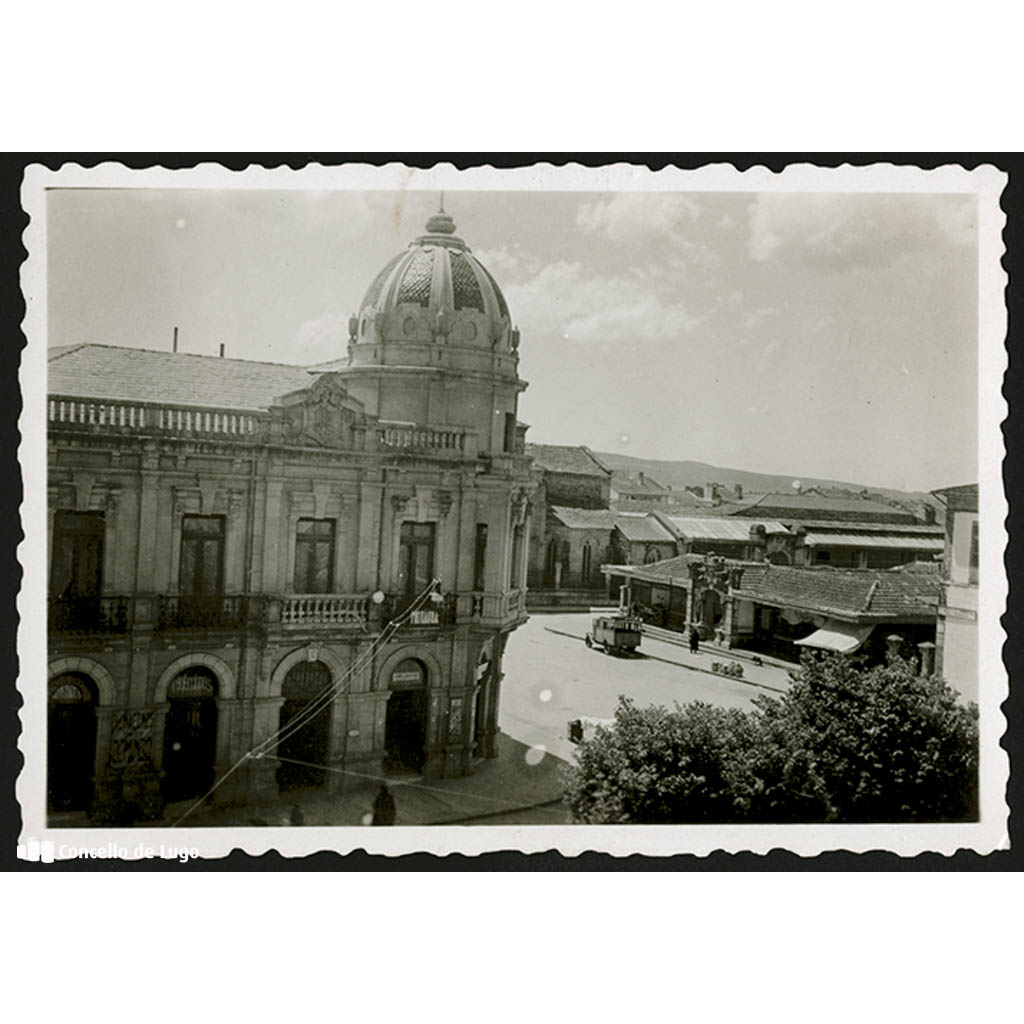 Vista do palacio de Velarde e a Praza da Abastos no fondo da praza de Santo Domingo