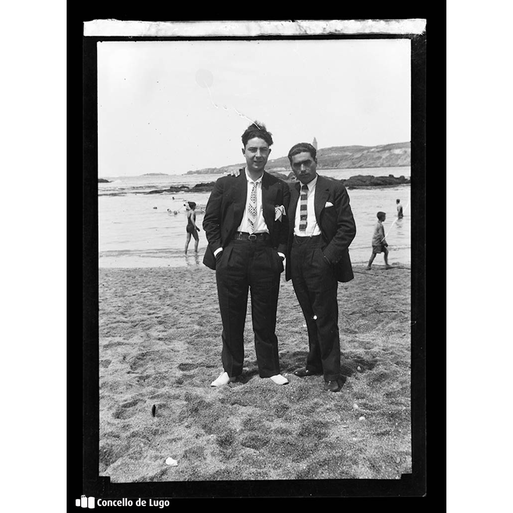 Retrato de Valentín Roldán Regal e Heriberto Quesada Vázquez na praia de Riazor