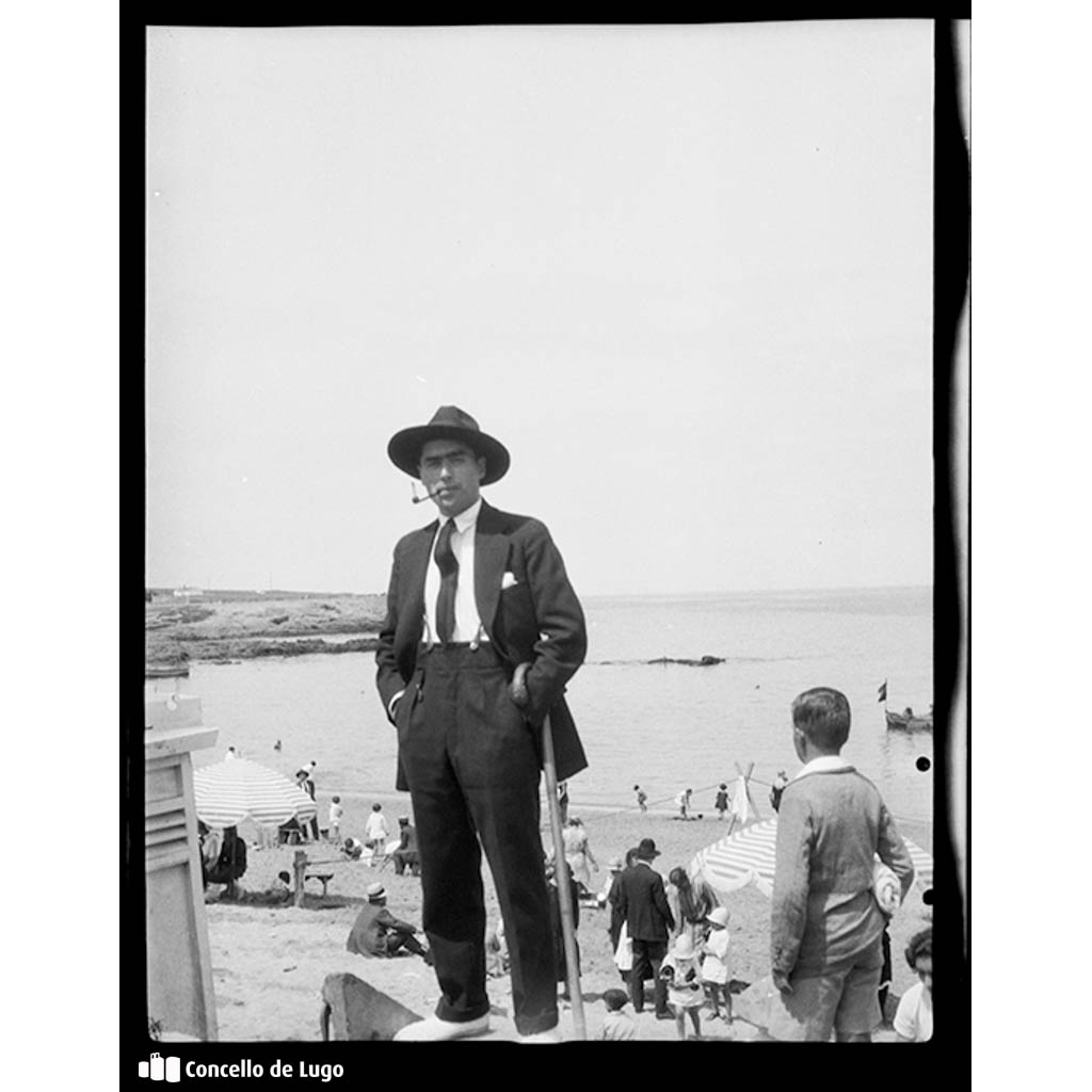 Retrato de Valentín Roldán Regal na praia