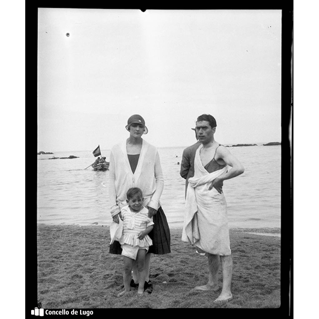 Retrato de Valentín Roldán Regal coa súa dona muller e fillo na praia de San Cibrao