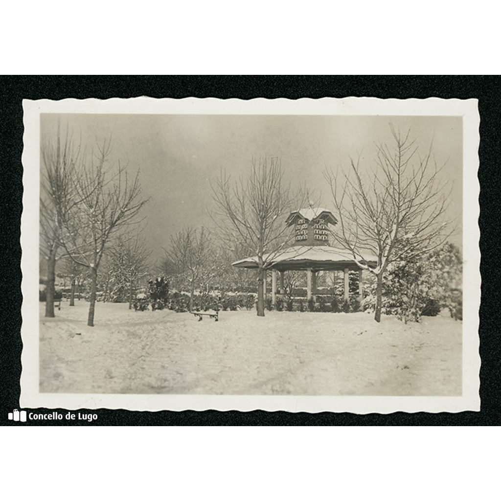 Parque Rosalía de Castro. Vista da cuberta do mapa da Península Ibérica e pombal con neve