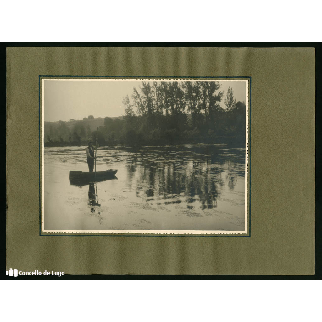 Barqueiro no río Miño