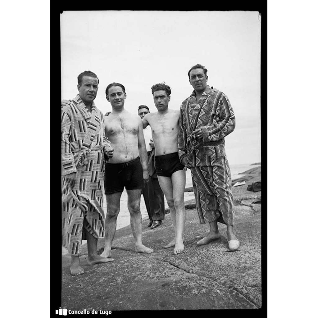 Retrato de Manuel, José Fernández Márquez e Valentín Roldán Regal na praia de San Cibrao. Cervo