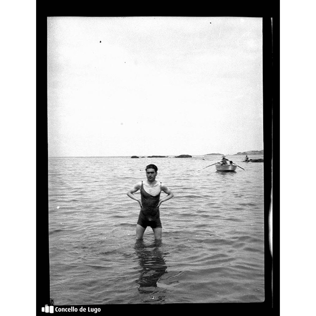 Retrato de Valentín Roldán Regal bañándose á beira do mar. San Cibrao (Cervo)