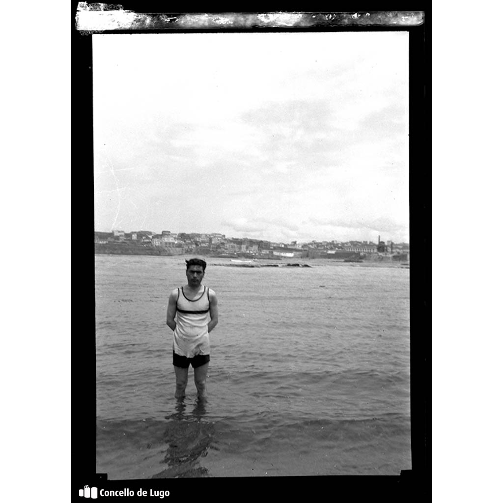 Retrato de Valentín Roldán Regal á beira do mar