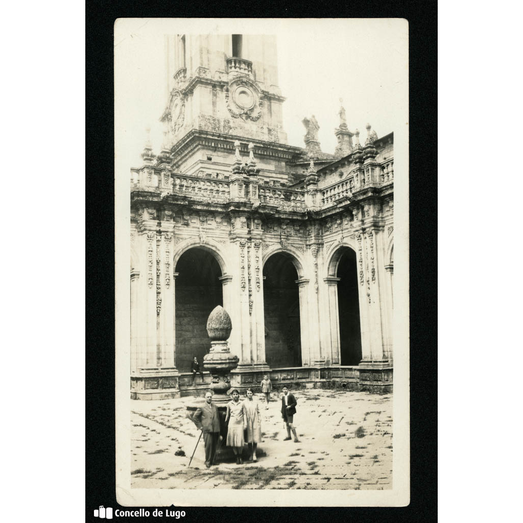 Retrato de grupo no claustro da Catedral de Lugo