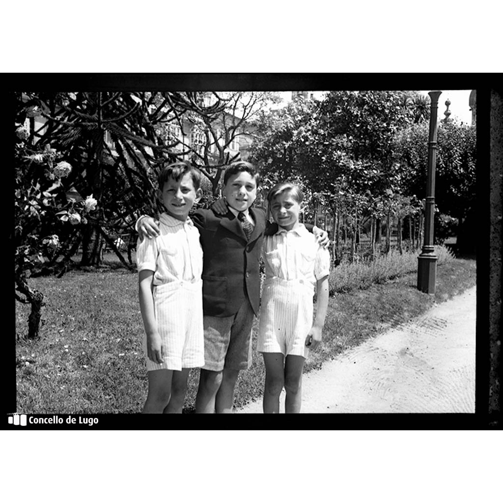 Retrato de tres nenos