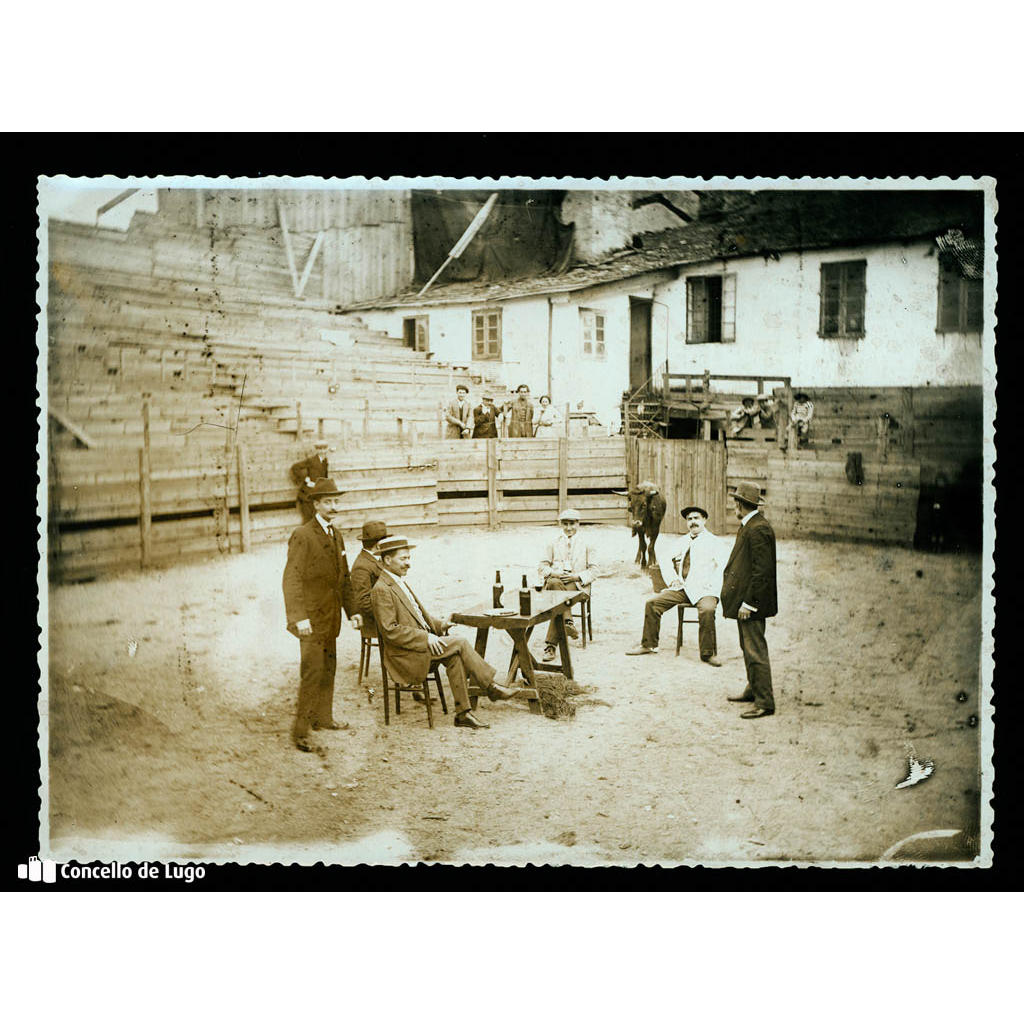 Retrato dun grupo de homes nunha praza de touros