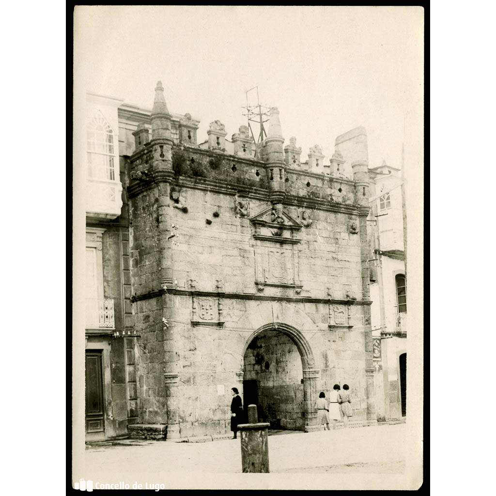 Vista da Porta de Carlos V en Viveiro