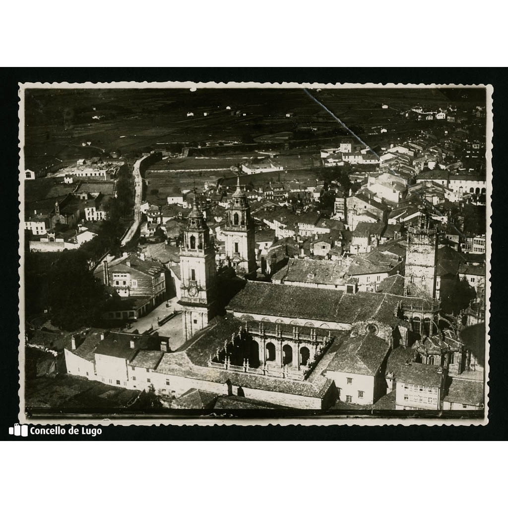 Vista aérea do barrio da Catedral. Ao fondo voadura da Muralla para abrir a porta Bispo Odoario