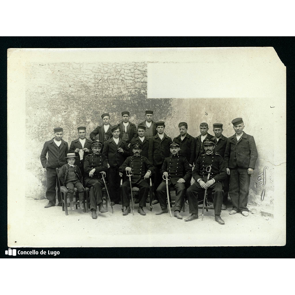 Retrato de grupo dos reclusos e oficiais no Cárcere de Lugo
