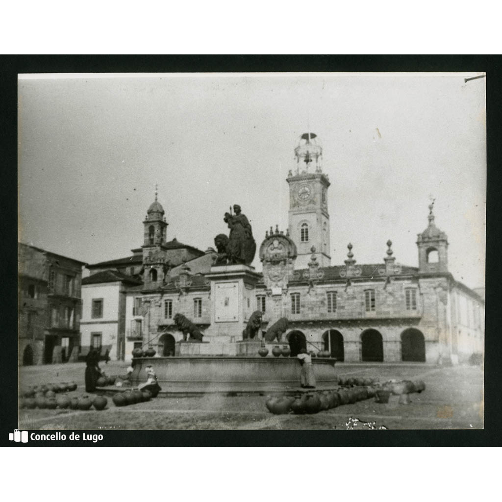 Vista da Praza Maior. Fonte dos Leóns e Casa Consistorial de Lugo