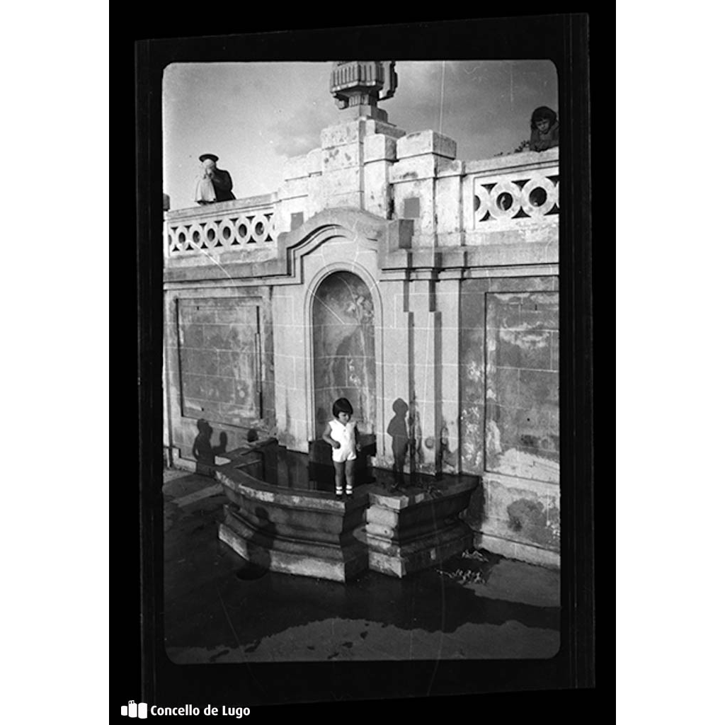Retrato de Valentín Roldán na fonte do Parque Rosalía de Castro