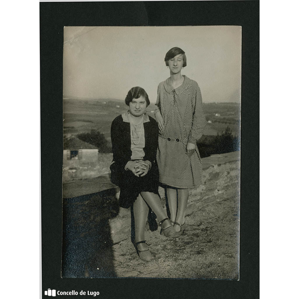 Retrato de dúas mulleres na Muralla Romana de Lugo