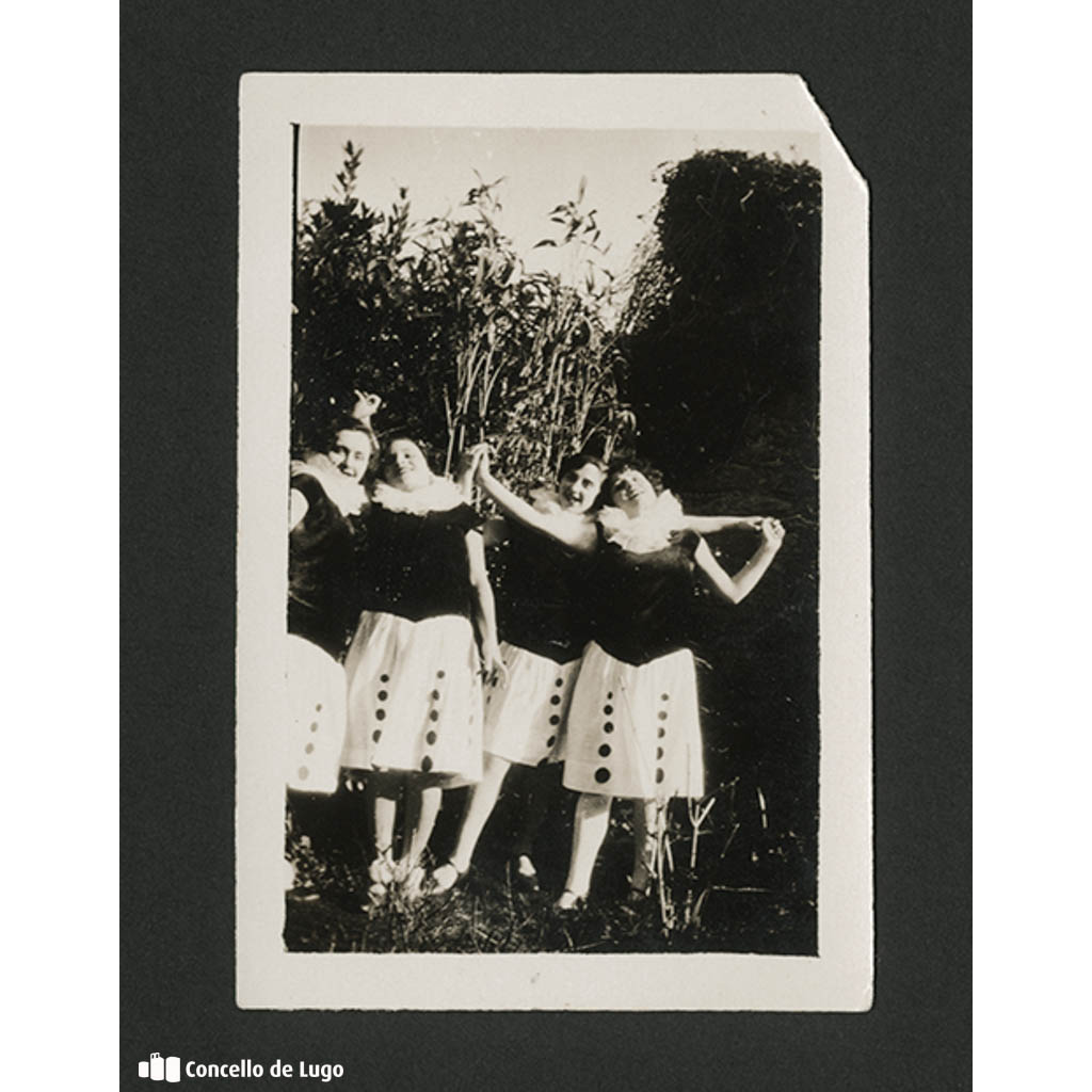 Retrato de Emilia Funés coa súa irmá e amigas en carnavais. A Coruña