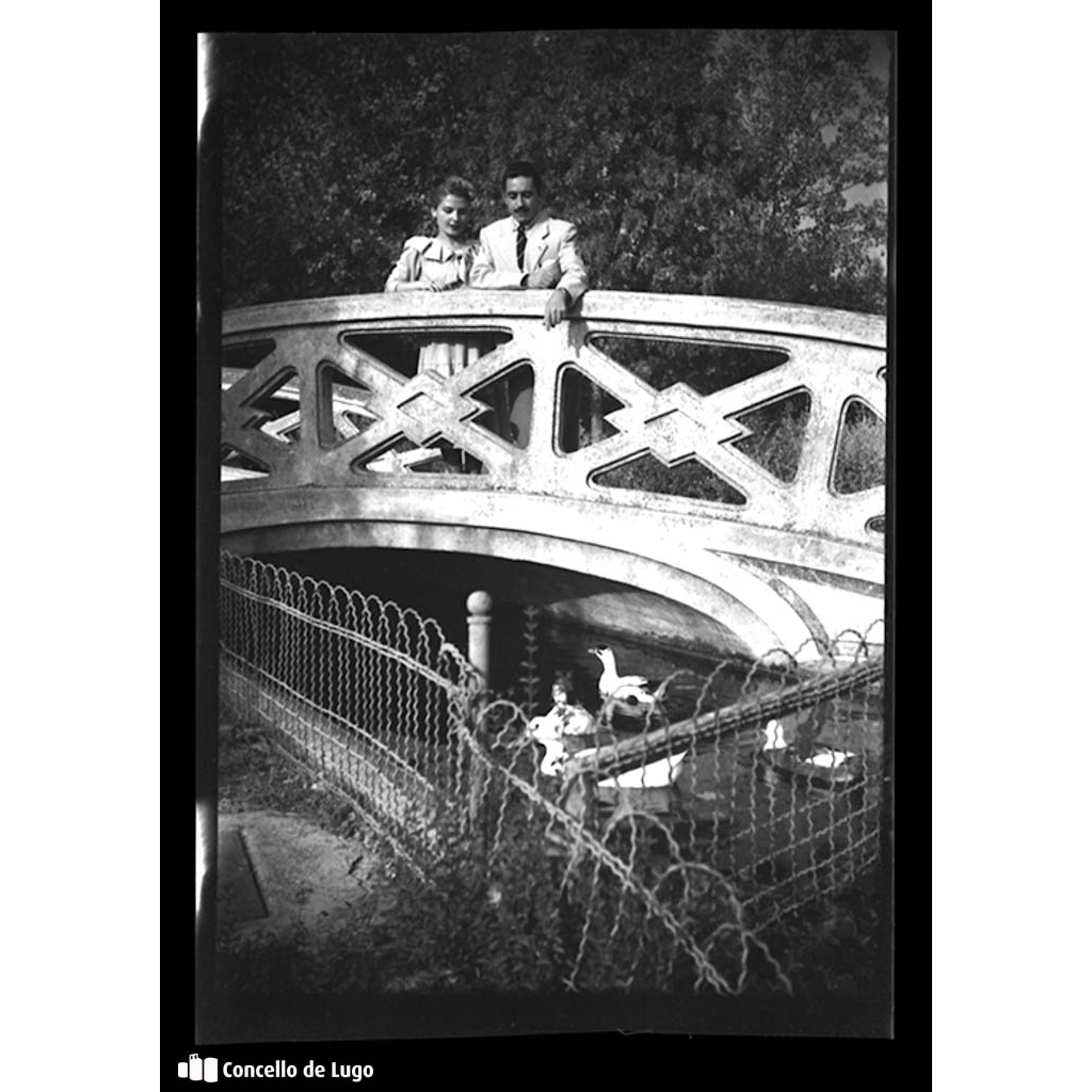 Retrato dunha parella na ponte do estanque do Parque Rosalía de Castro