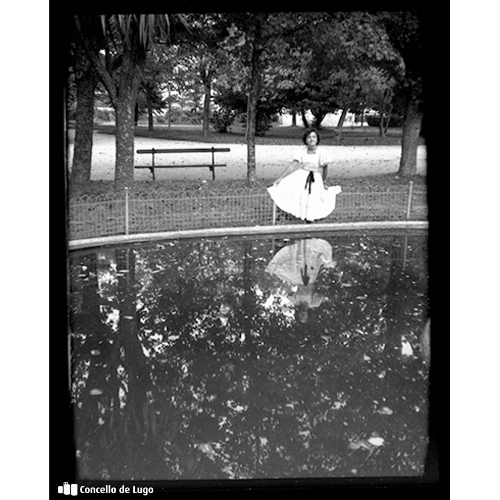 Retrato da filla de Araújo no Parque Rosalía de Castro