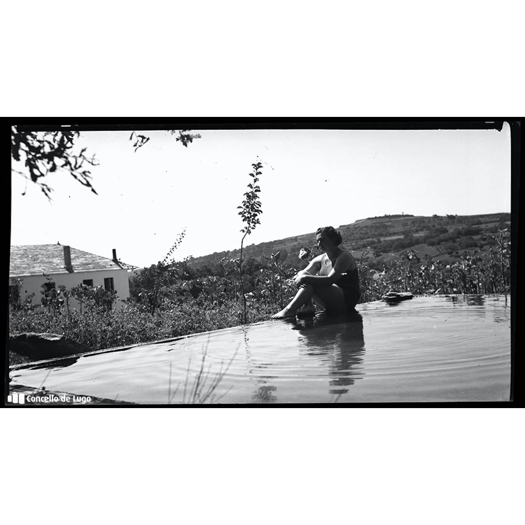 Retrato dunha muller na finca de Ramón Varela