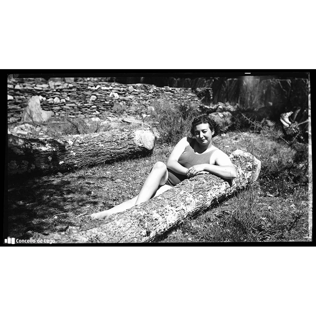 Retrato dunha muller na finca de Ramón Varela