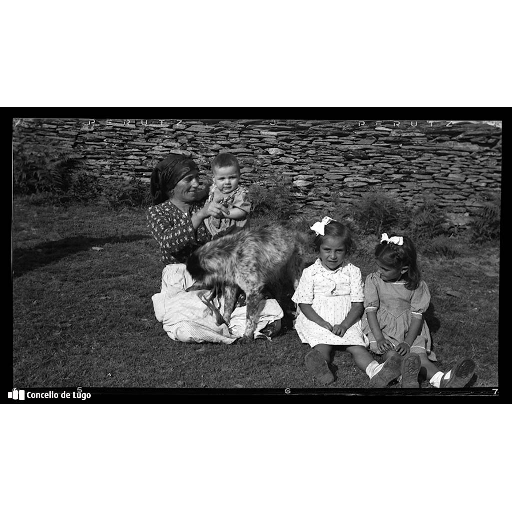 Retrato dunha muller con tres nenos na finca de Ramón Varela