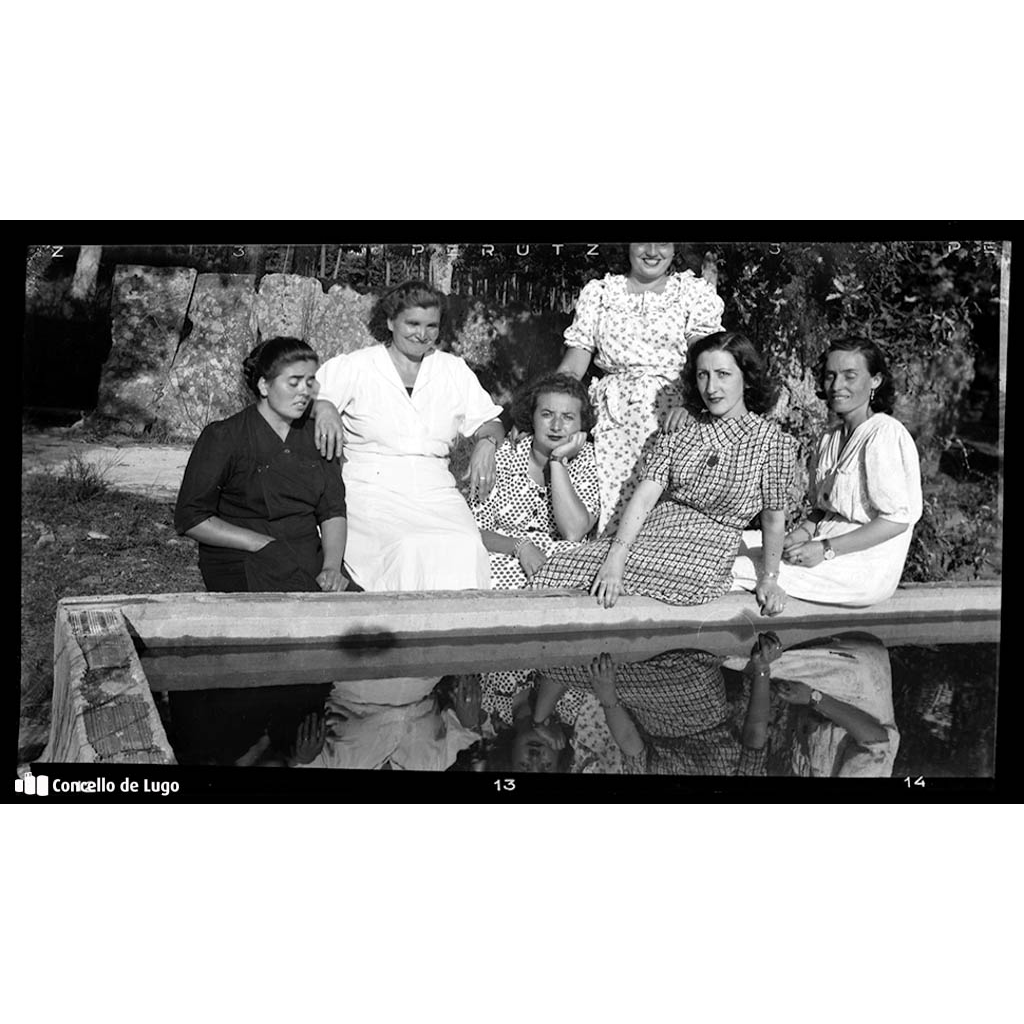 Retrato dun grupo de mulleres na finca de Ramón Varela