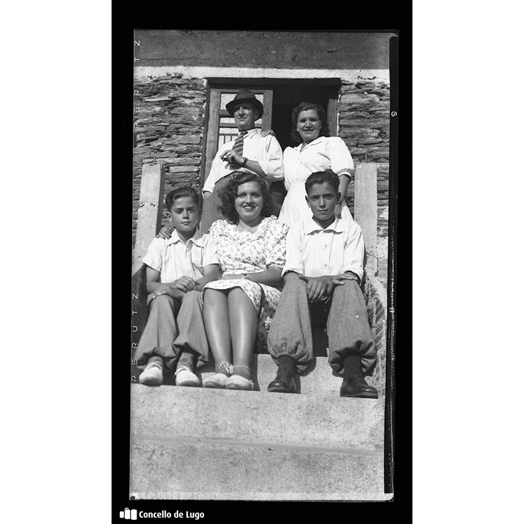 Retrato de familia na finca de Ramón Varela