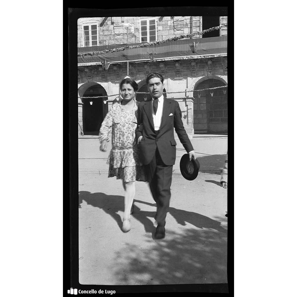 Retrato de Valentín Roldán Regal e María Laura Válcarcel Regal na Praza Maior