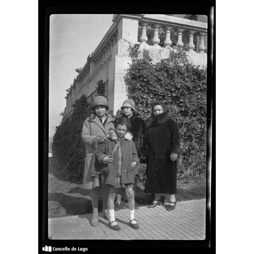 Retrato de grupo de mulleres con nena na Coruña