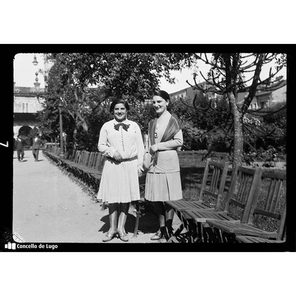 Retrato dun grupo de mulleres na Praza Maior de Lugo