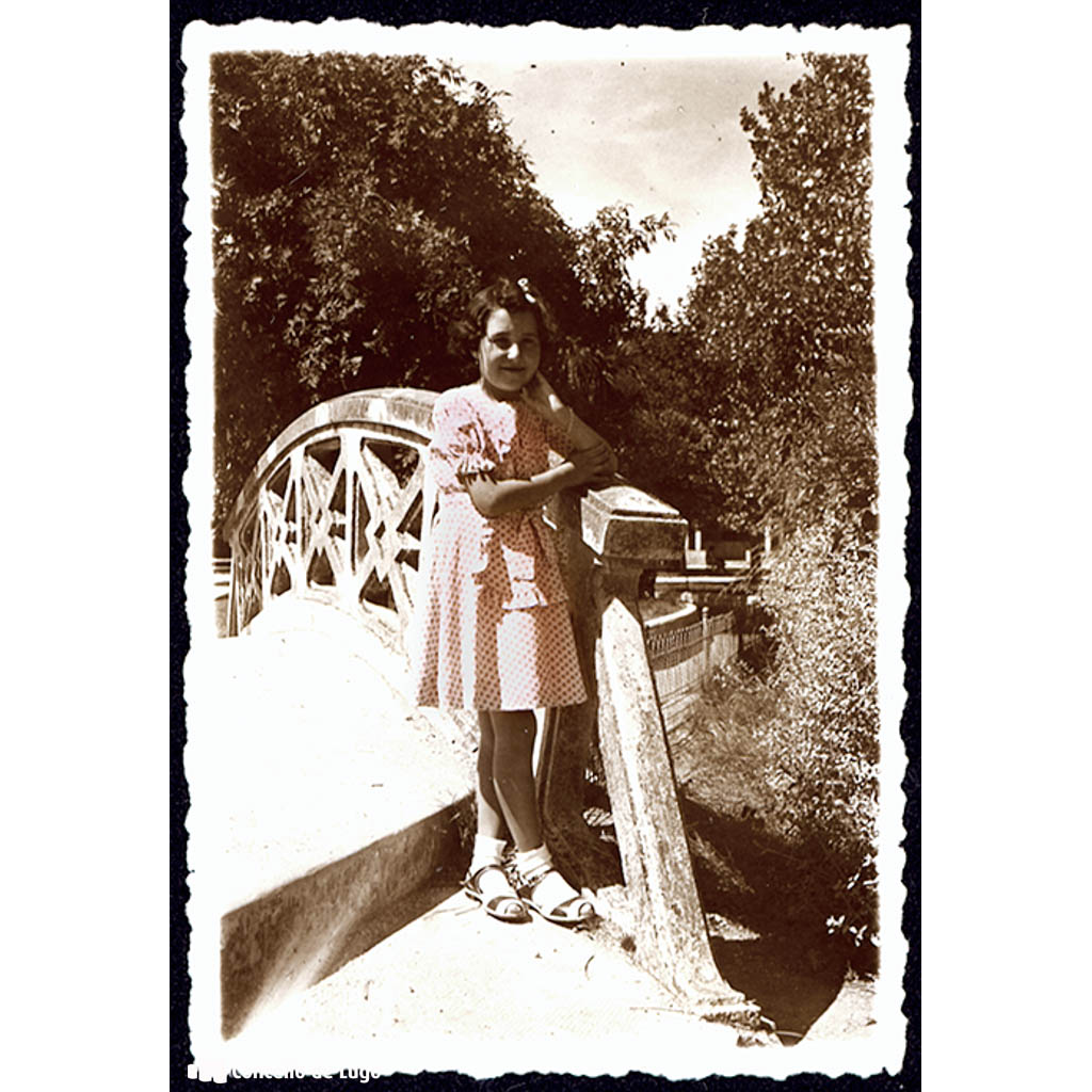 Retrato de Gabriela Fole Nieto na ponte do Parque Rosalía de Castro