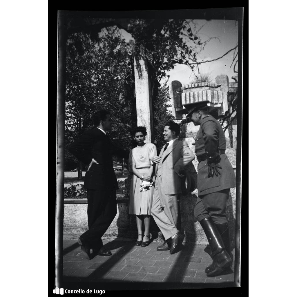 Retrato de grupo na pérgola do Parque Rosalía de Castro