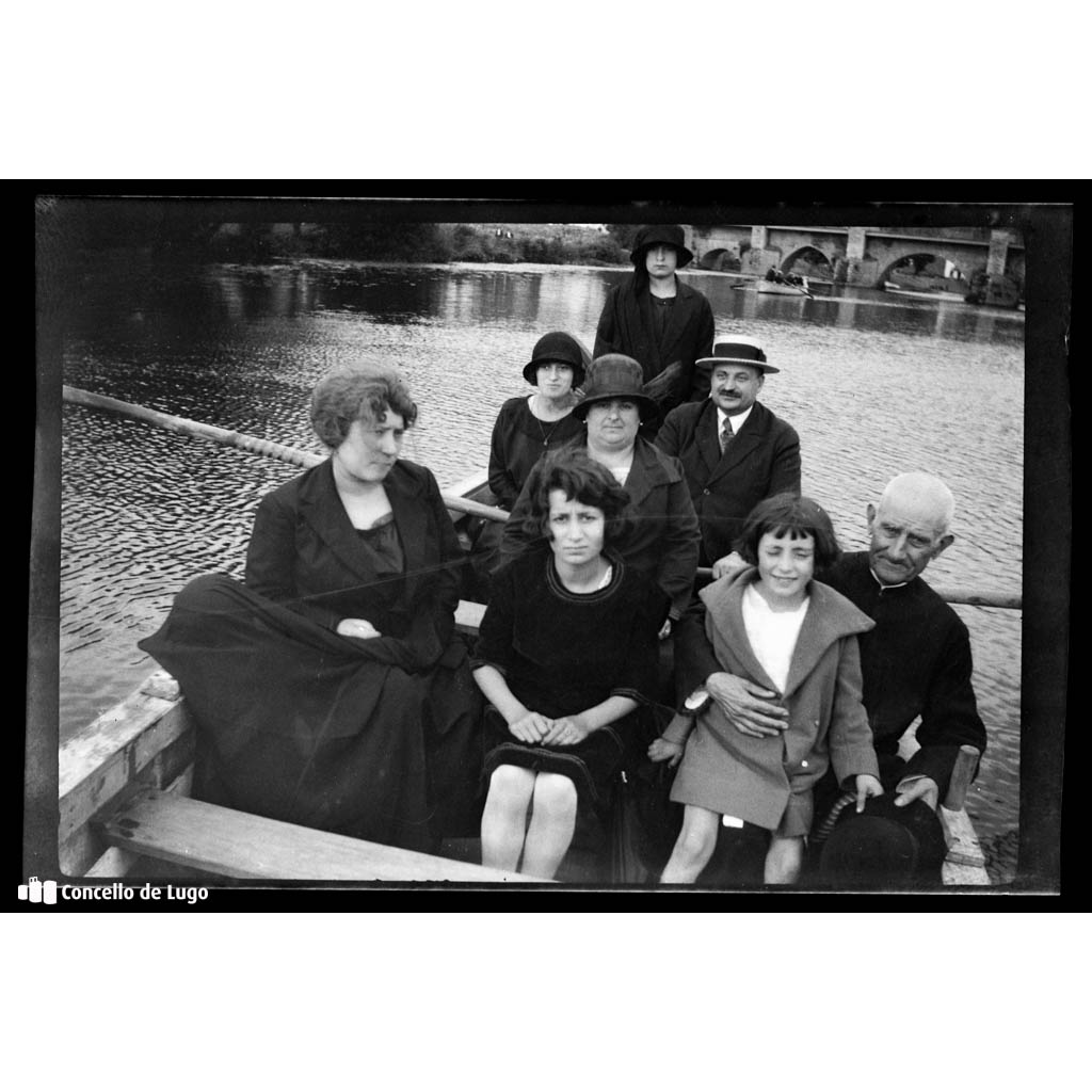 Retrato de grupo. Paseo en barca polo río Miño, Lugo