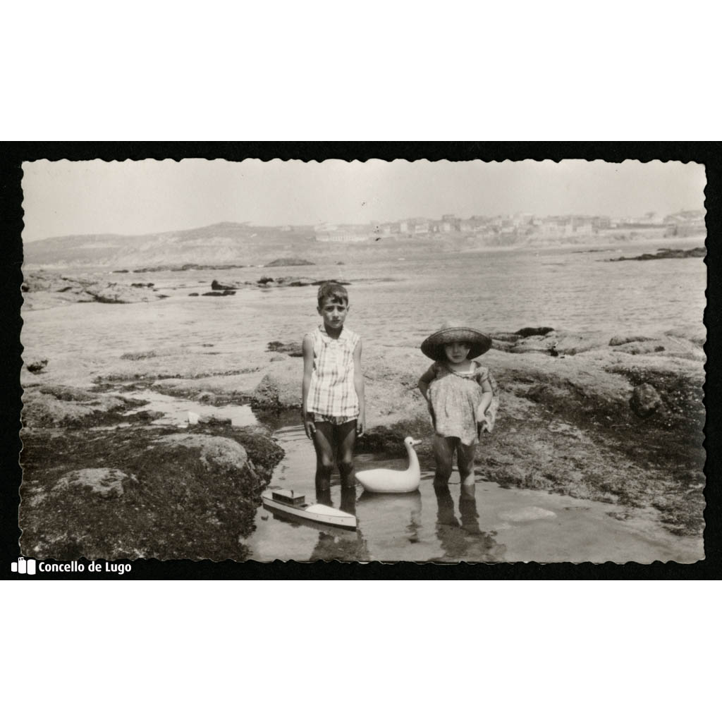 Retrato de dous nenos nunha praia. A Coruña