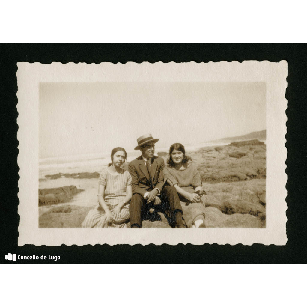 Retrato de dúas coruñesas e Manuel Fernández Márquez