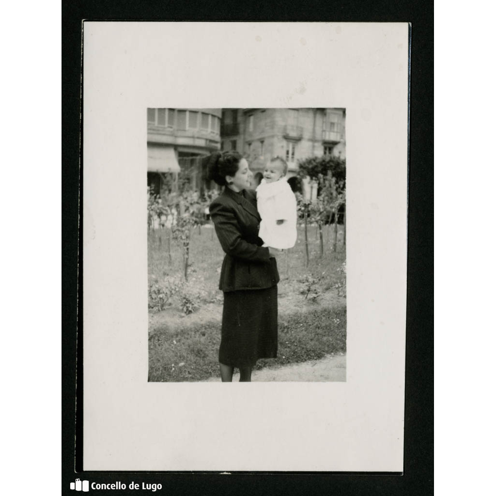Retrato da señora de Reija co neno en brazos na praza Maior