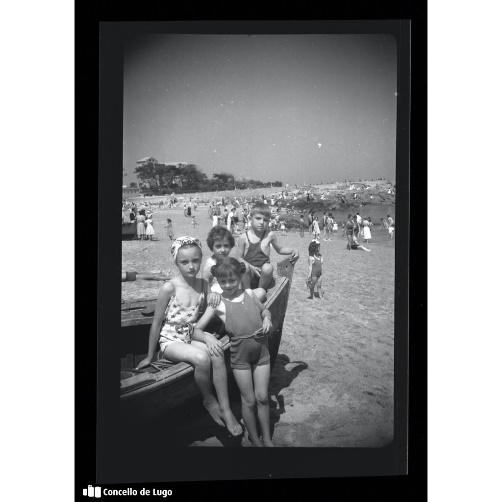 Retrato dun grupo de nenos na praia
