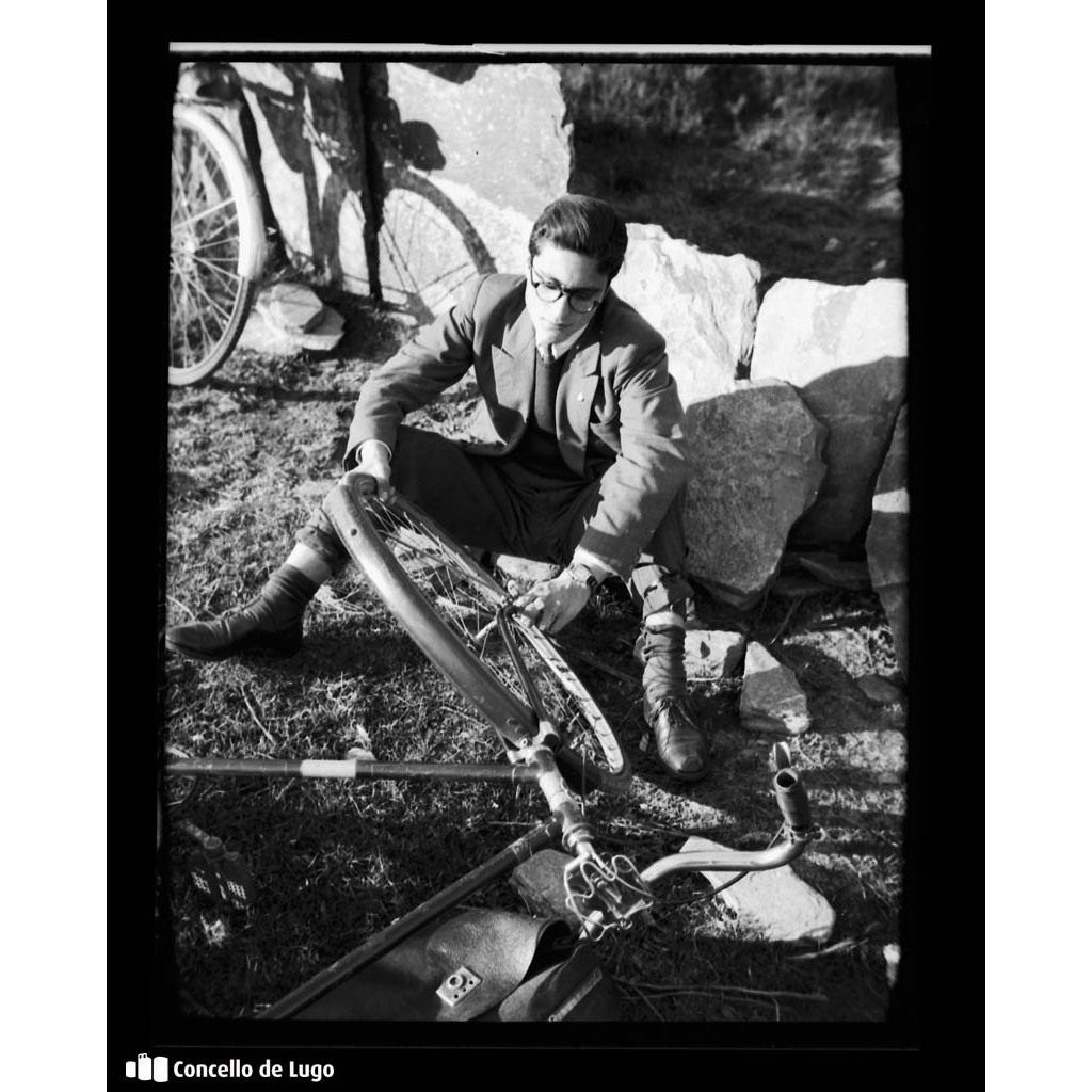 Valentín Roldán na estrada de Ombreiro, simulando un accidente de bicicleta