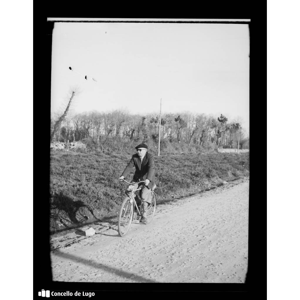 Retrato dun home en bicicleta na estrada de Ombreiro