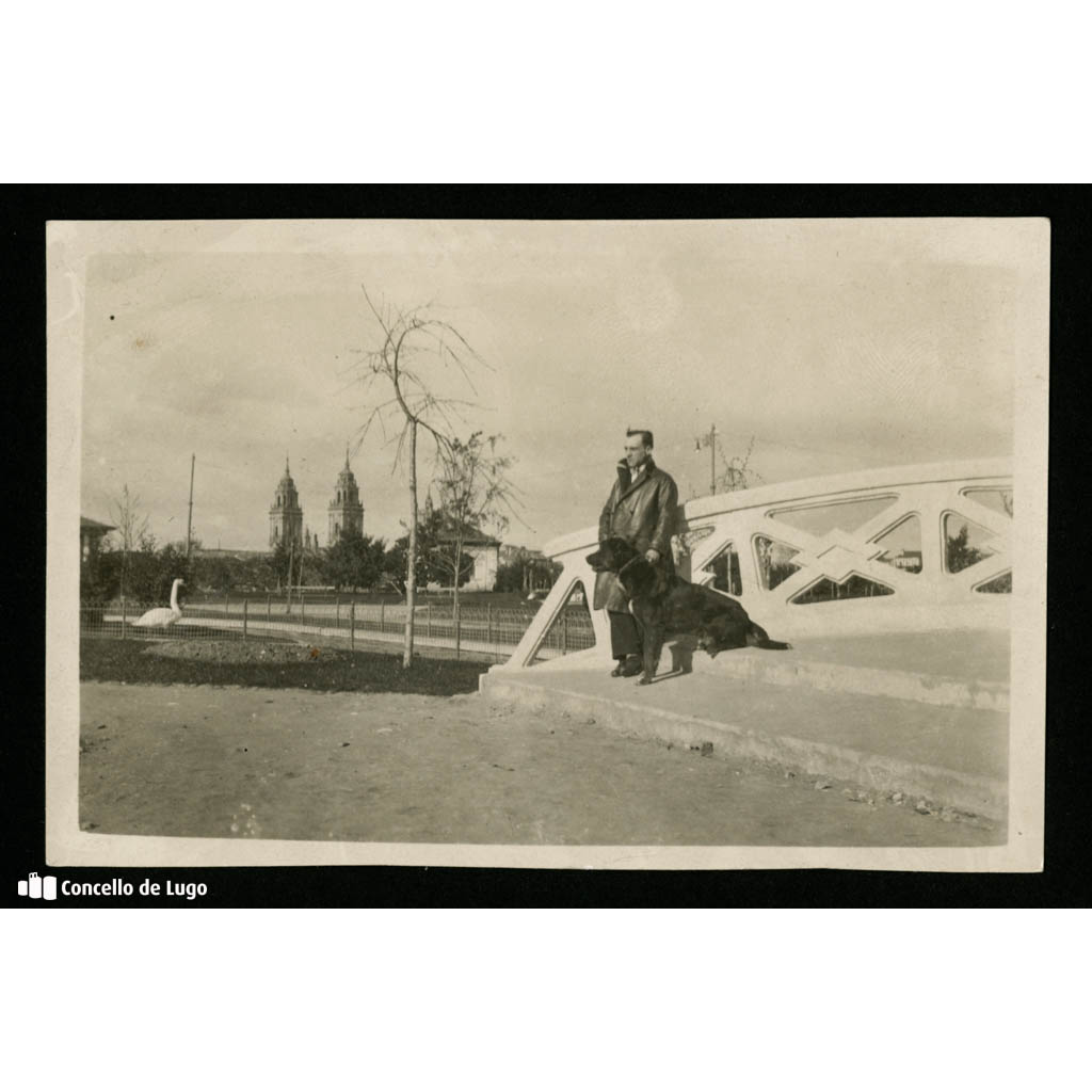 Retrato de Juan Álvarez Rodríguez con Cosmos (can) no Parque Rosalía de Castro