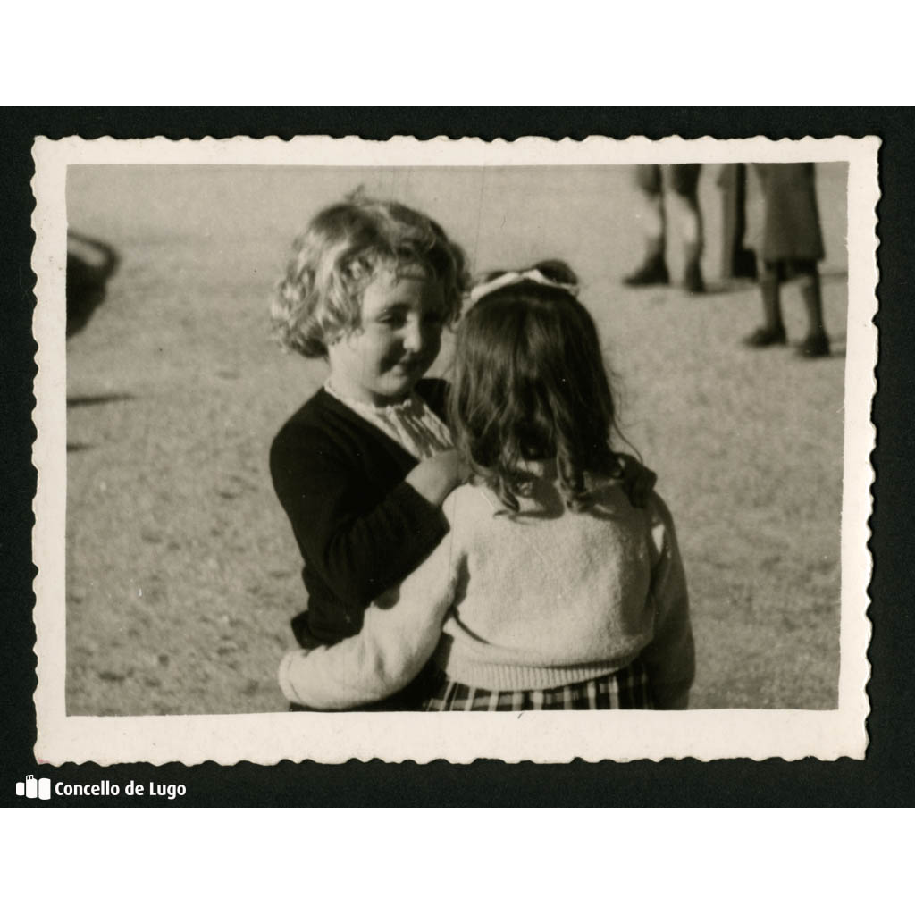 Retrato da nena de Emilio Iglesias no Parque Rosalía de Castro