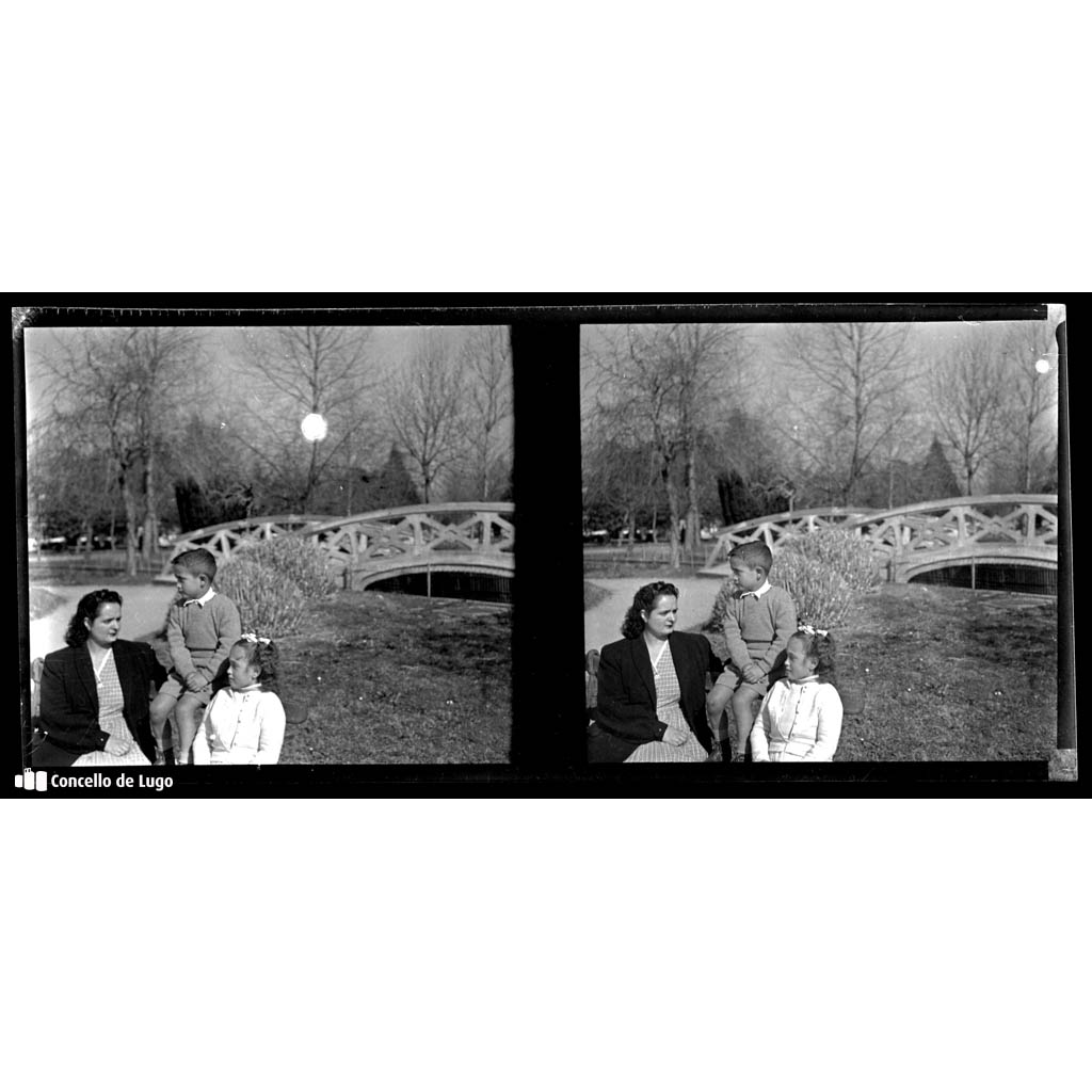 Familia de Milucho Gil. Retrato de Carmen Ramos e os seus dous nenos no Parque Rosalía de Castro