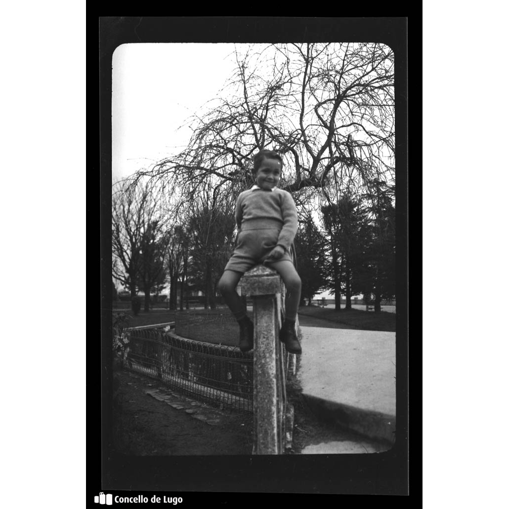 Familia de Milucho Gil. Retrato do neno na ponte do Parque Rosalía de Castro