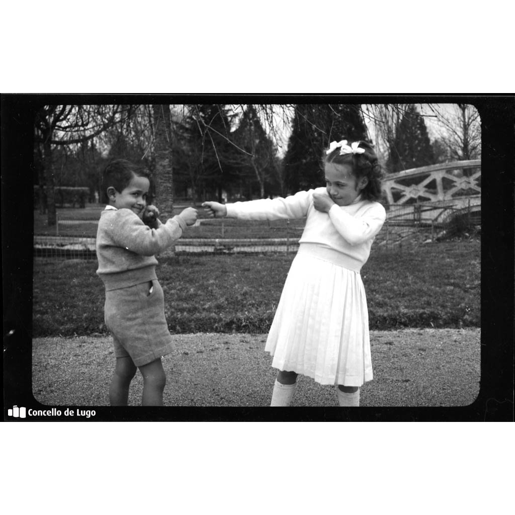 Familia de Milucho Gil. Retrato dos nenos no Parque Rosalía de Castro