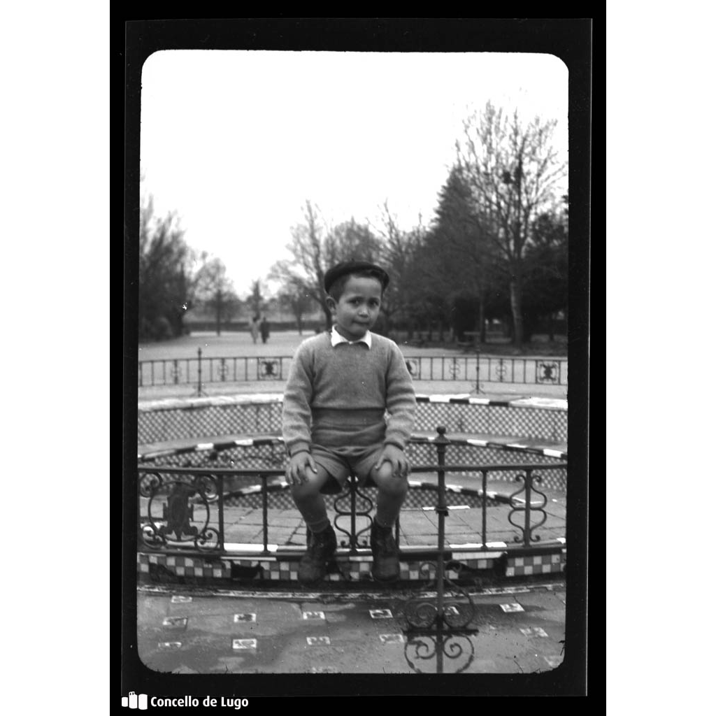 Familia de Milucho Gil. Retrato do neno na fonte dos azulexos do Parque Rosalía de Castro