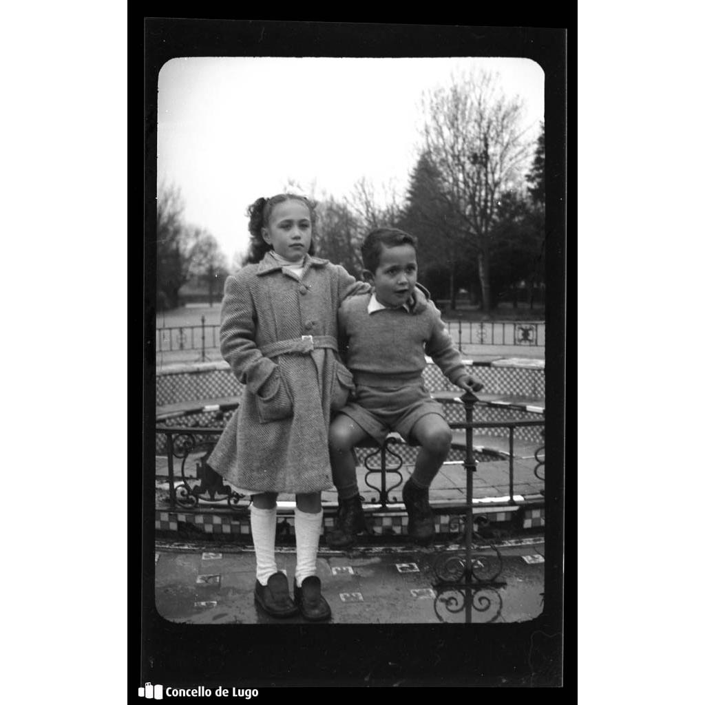 Familia de Emilio Gil Varela. Retrato dos nenos no Parque Rosalía de Castro