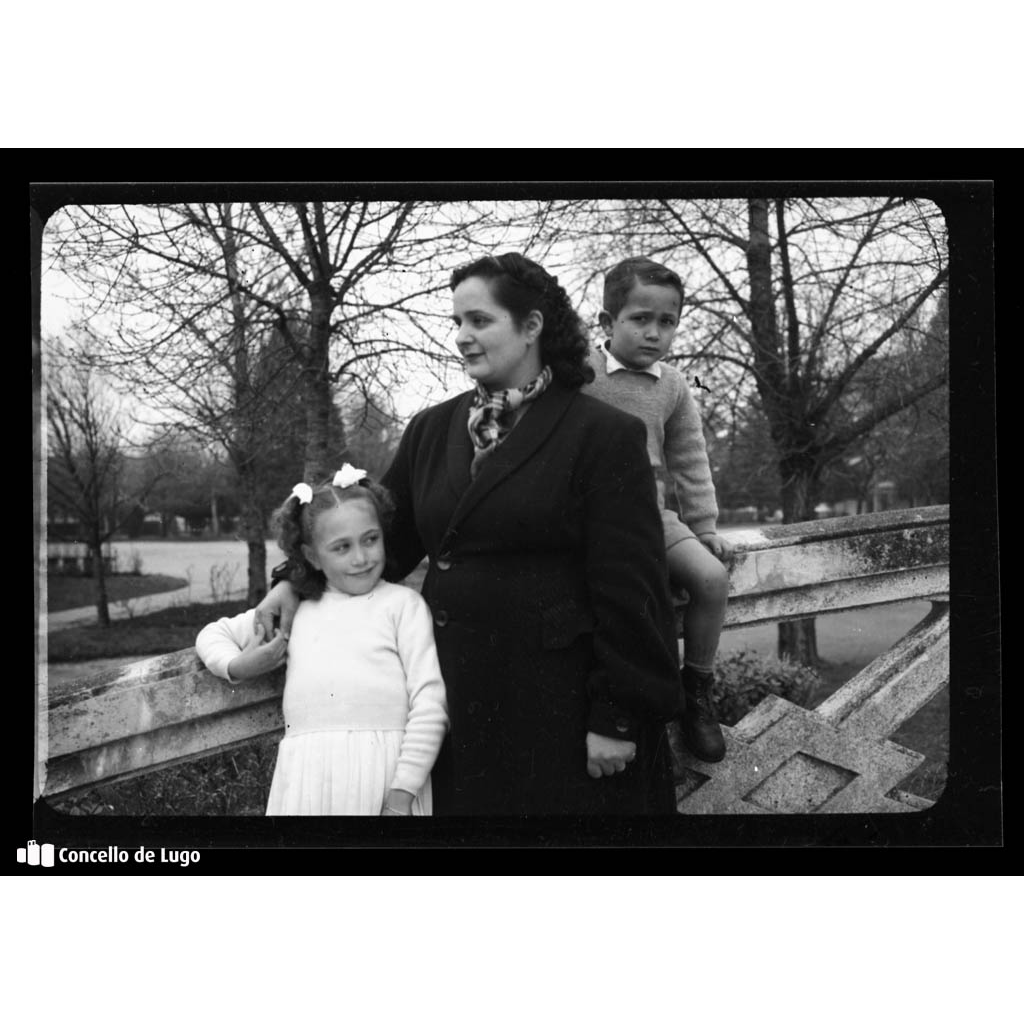 Familia de Emilio Gil Varela. Retrato da muller cos nenos no Parque Rosalía de Castro