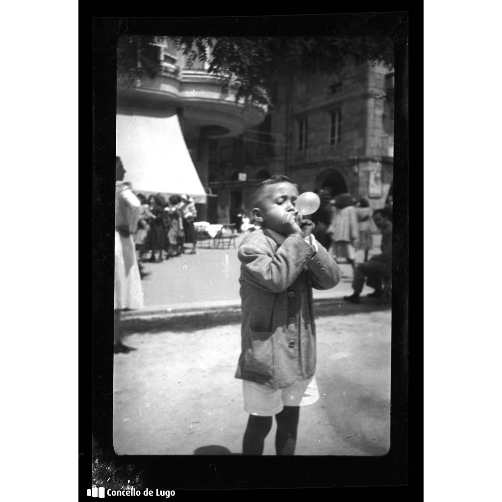 Retrato de Álvaro Gil inflando un globo