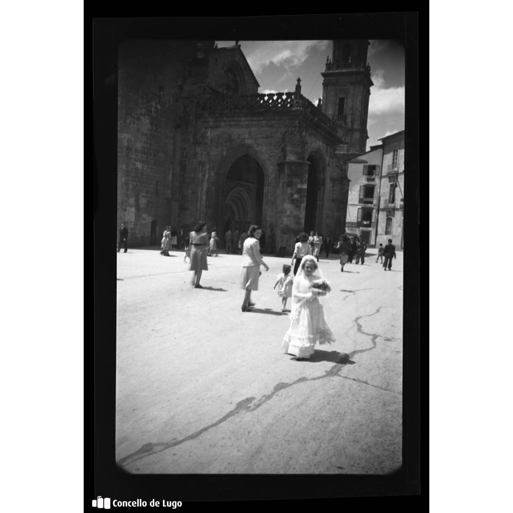 Retrato de María del Carmen Gil vestida de primeira comuñón na praza de Santa María